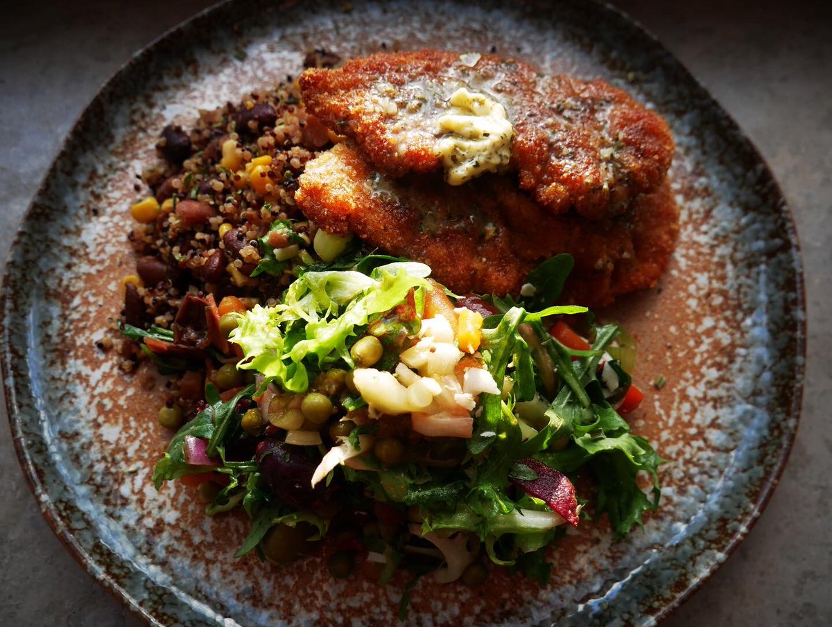 SmearedApron's tweet image. Muffin tops! Happy friday🙌🏾!! Kicking off the weekend with this gem! BREADED CHICKEN FILLET, QUINOA n BEANS &amp;amp; CORN with side of GREENS 😋🙌🏾!! 
#easypeasy #simplepleasures #breaded #chicken #weekendvibes #eatit #smearedapron #snacking #dontcrowdme #plateme #lecker #immeressen