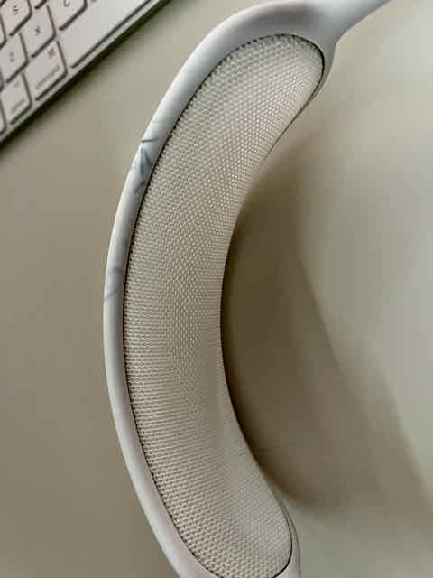saustrup's tweet photo. Are your expensive AirPods Max supposed to look like this? According to Apple senior technical staff, this is not something whey care about and you have to live with it! Fair? #apple #airpodsmax https://t.co/rBaGh5krBJ