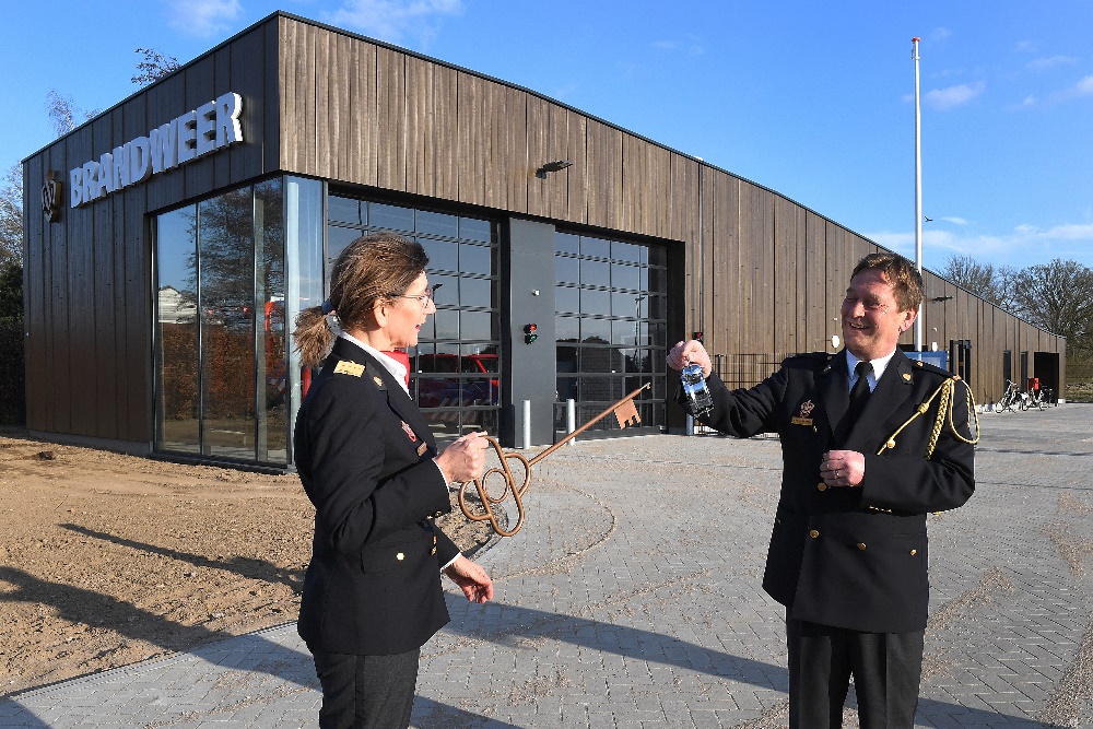 🔑🎉| Nieuwe #Brandweerkazerne in #Oeffelt vandaag officieel in gebruik genomen. Postcommandant Henk van den Hoogen ontving uit handen van Commandant Brandweer Marie-Louise van Schaijk de sleutel.