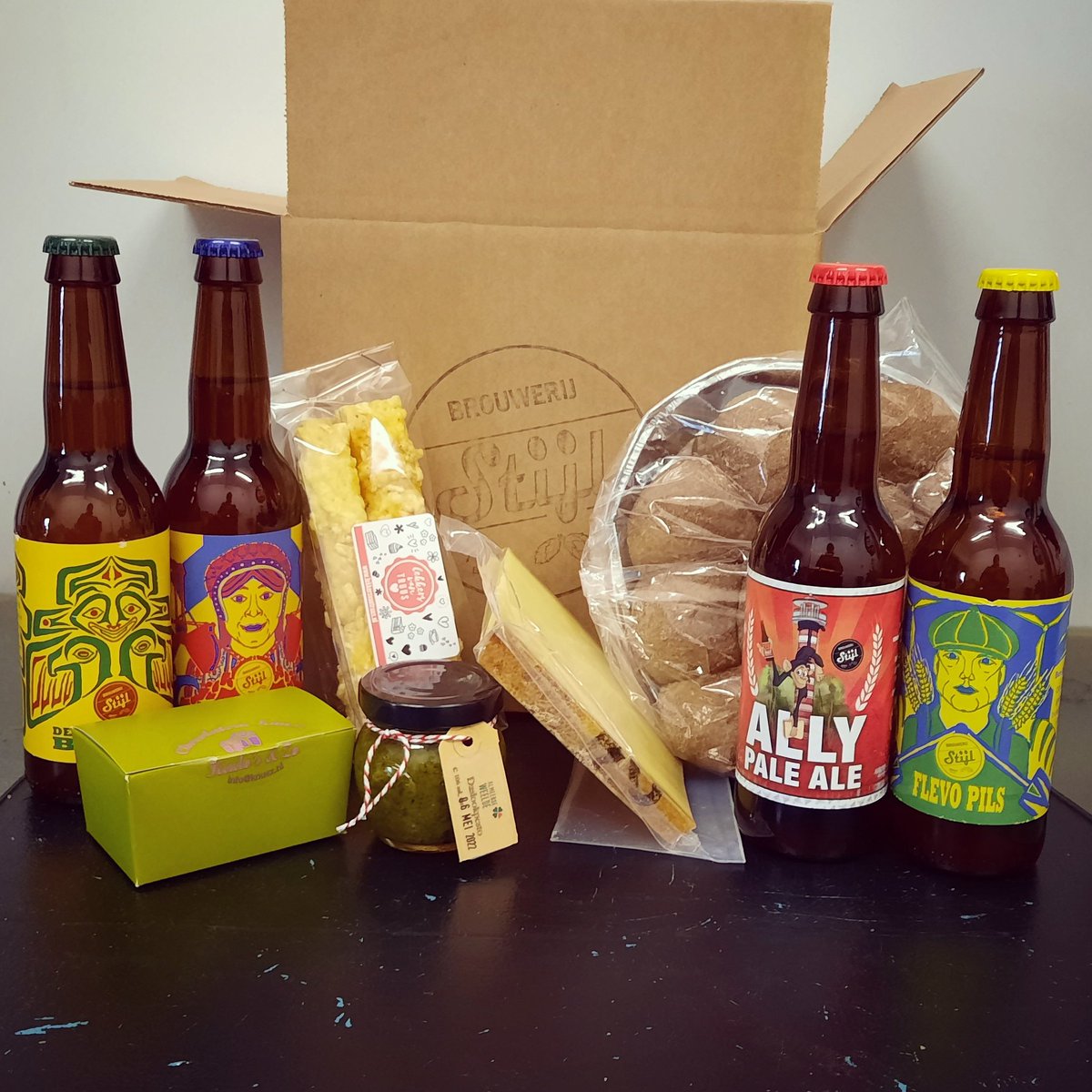 BrouwerijStijl's tweet photo. #Bierproeverij dit #weekend? 

De #ALLYBox werd vandaag verstuurd en bezorgd. Met muziek van @GittaDeRidder en/of DJ Jayh Sam als begeleiding van de 4 gangen. 
Geniet ervan!

#SteunALLY #borrelbox #ally #almere #bier #bierproeverij #speciaalbier #SteunALLY #SteundeCultuur https://t.co/DNu8ZqH2yN