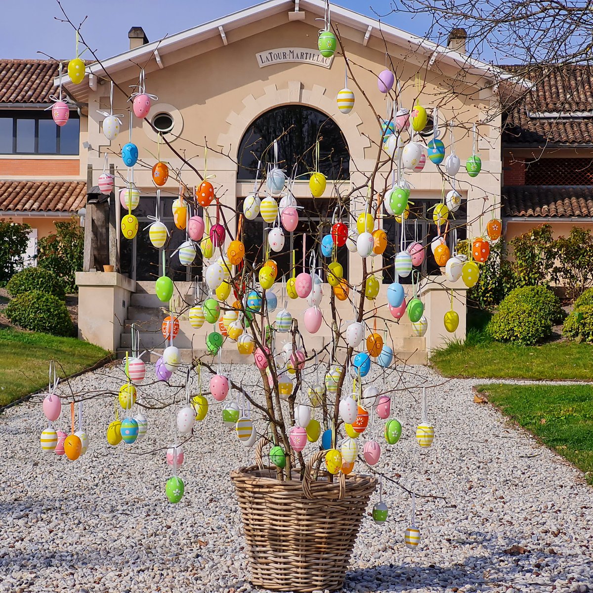LatourMartillac's tweet photo. A l'approche de Pâques, pour célébrer l'arrivée du Printemps, nos arbres se parent de belles couleurs !
Le samedi 3 avril prochain, venez découvrir nos Arbres de Pâques.
#pessacleognan #bordeaux #bordeauxmaville #event #paques #wine #vin #osterbaum https://t.co/n0DRrOc5mH