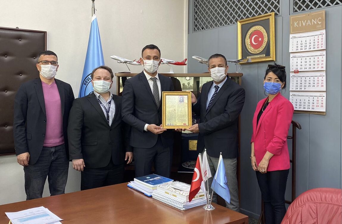 gencmemursen01's tweet photo. “MART AYI İSTİKLAL AYI” faaliyetlerimiz kapsamında İstiklal Marşımızın orijinal metninin örneğini ilimizde kurum müdürlerimize hediye etmeye devam ediyoruz . https://t.co/pAbOlTc2bB
