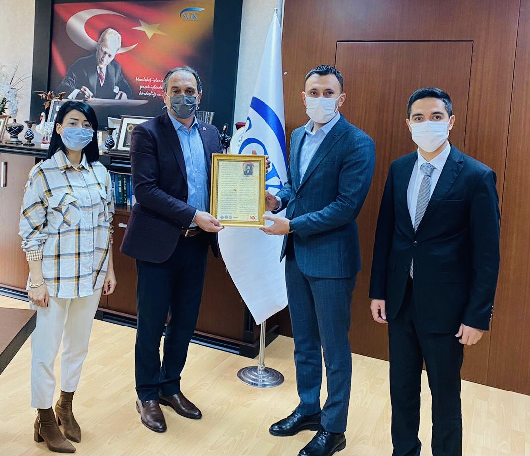gencmemursen01's tweet photo. “MART AYI İSTİKLAL AYI” faaliyetlerimiz kapsamında İstiklal Marşımızın orijinal metninin örneğini ilimizde kurum müdürlerimize hediye etmeye devam ediyoruz . https://t.co/pAbOlTc2bB