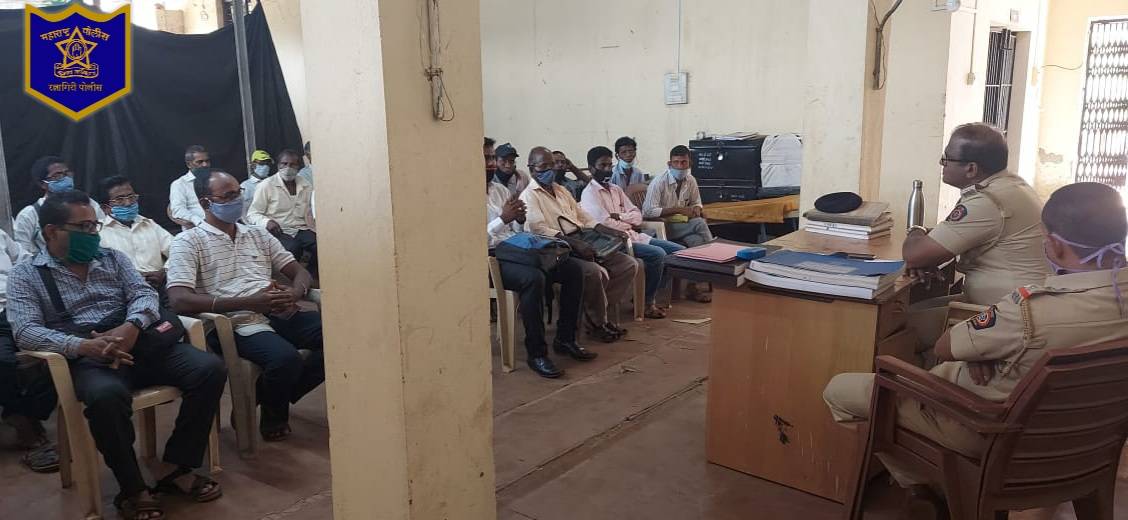 RatnagiriPolice's tweet photo. शिंमगोत्सव निमित्त राजापूर येथील विविध गावातील पालखी मानकरी, ग्रामस्थ, पोलीस पाटील व ग्रामकृती दल सदस्यांना Corona प्रतिबंधक उपाययोजने बाबत पोलीस निरीक्षक परबकर यांनी मार्गदर्शन केले. @DGPMaharashtra #Covid19 #StaySafe #SafeShimga #Rajapur #Ratnagiri #RatnagiriPolice https://t.co/OXyjcdrbBx