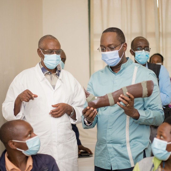 RwandaHealth's tweet photo. Minisitiri @DrDanielNgamije uyu munsi yasuye ibitaro by'Inkuru Nziza byibanda ku buvuzi bwo kugorora ingingo (Inkuru Nziza Orthopedic Specialized Hospital). https://t.co/ExNGfghH9v