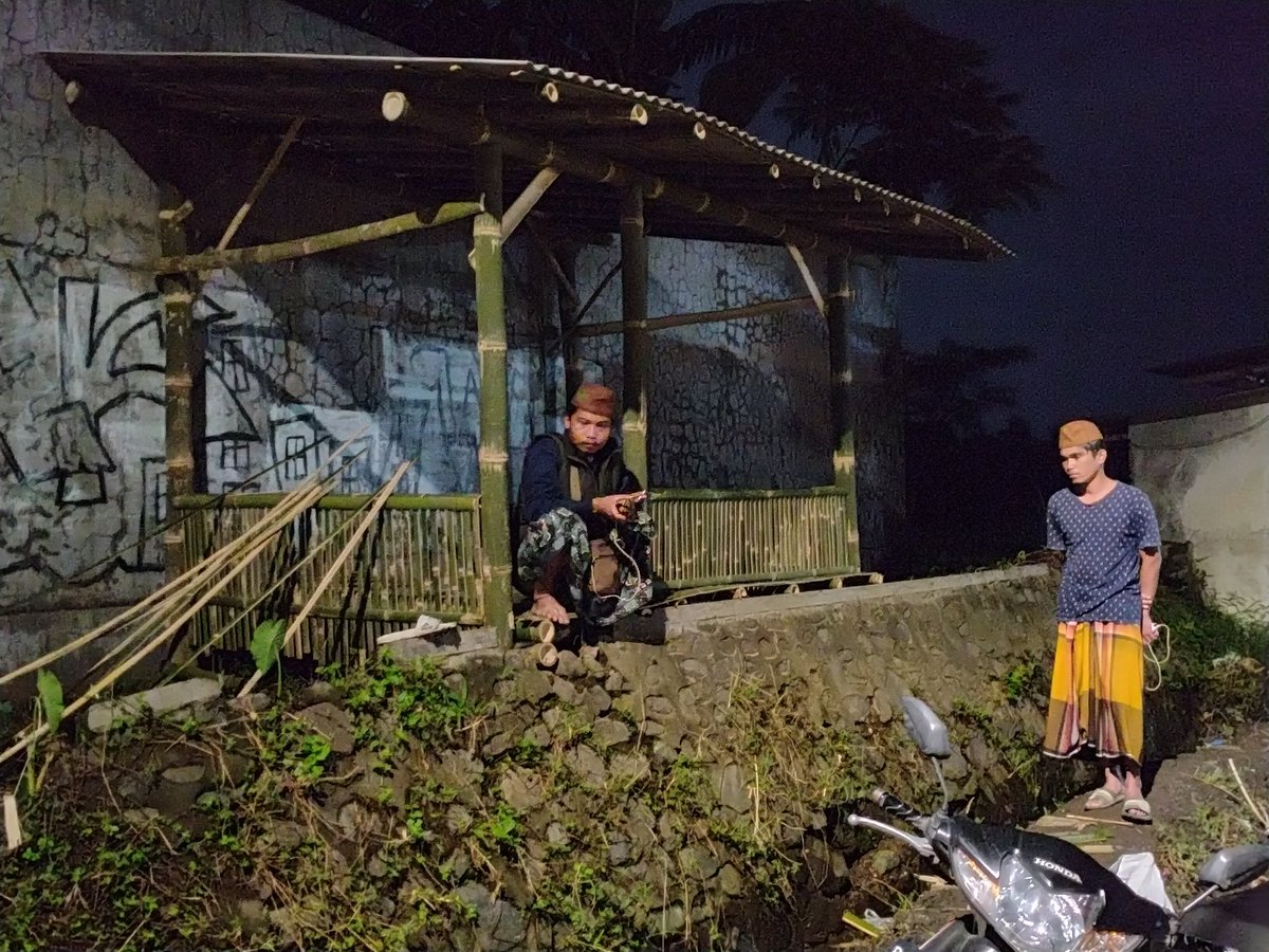 MsuTls's tweet photo. Proses Pembuatan Mabes Cabang Pemuda tersesat Bondowoso doakan selesai sebelum Puasa habib @Husen_Jafar sebab akan diaadakan Tadarusan https://t.co/8en0HoyhgW
