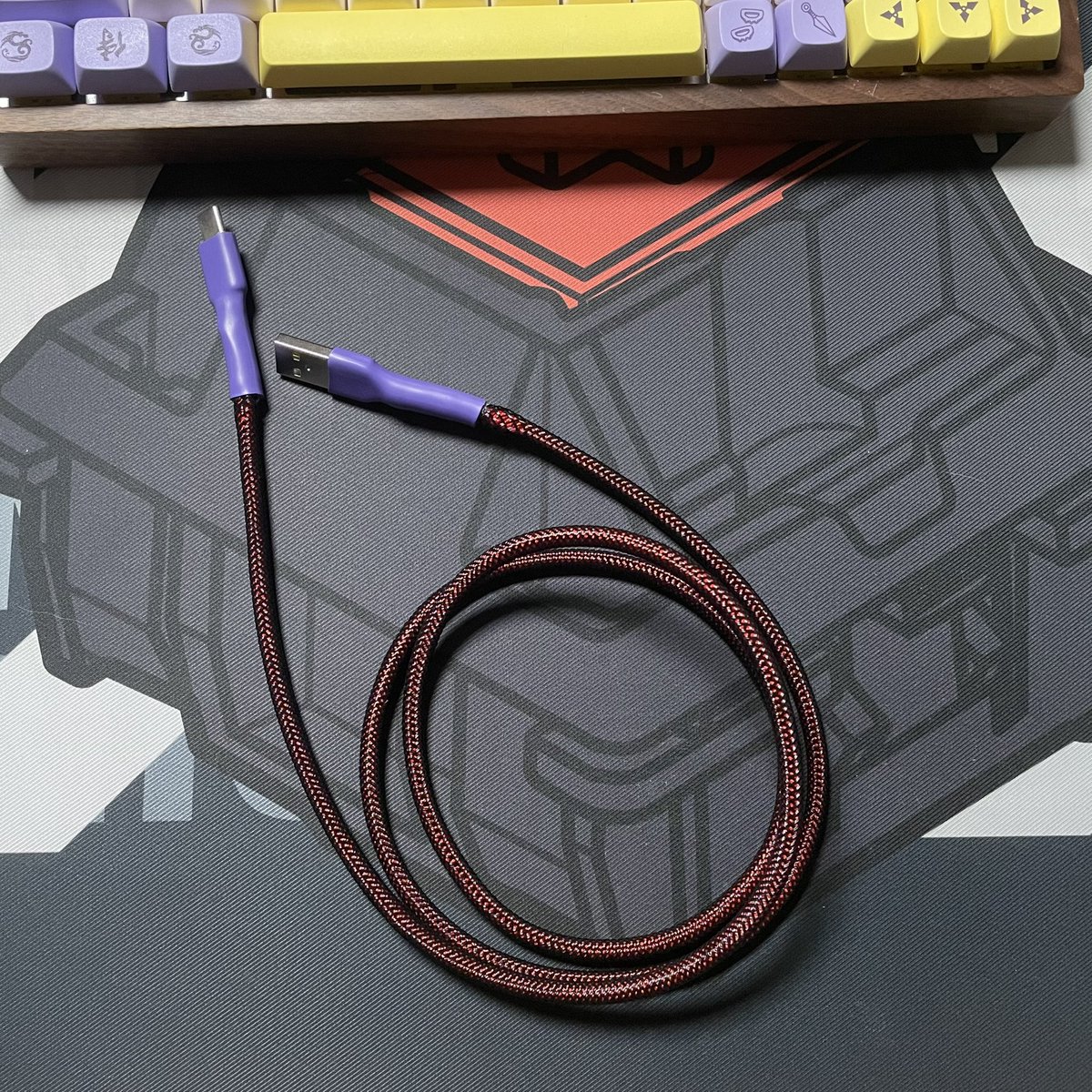 Anusky_P's tweet photo. Pues por aquí tenemos nuestro cable custom con los colorinchis que nos representan :P 
El termo retráctil ha tenido que ser de este color, pero pronto veréis el que toca 🖤❤️ https://t.co/AcbKeiTxtp