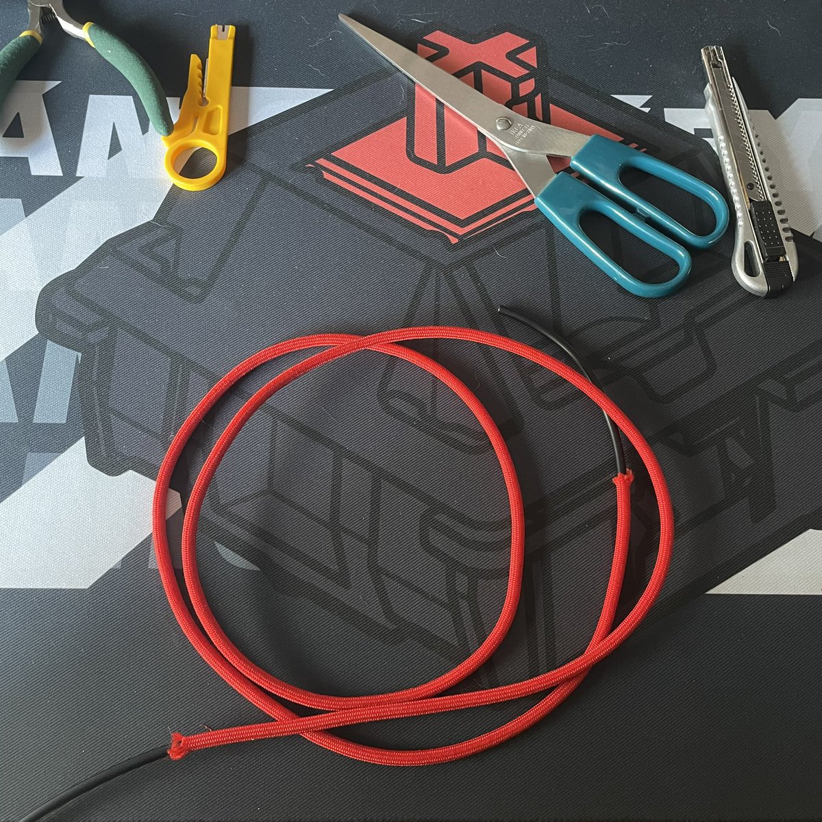 Anusky_P's tweet photo. Pues por aquí tenemos nuestro cable custom con los colorinchis que nos representan :P 
El termo retráctil ha tenido que ser de este color, pero pronto veréis el que toca 🖤❤️ https://t.co/AcbKeiTxtp