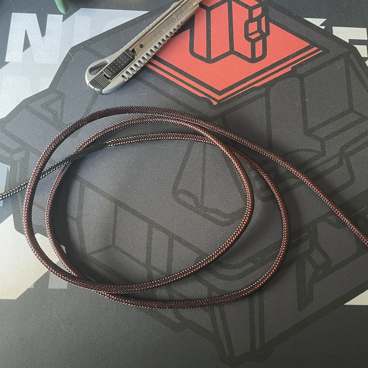 Anusky_P's tweet photo. Pues por aquí tenemos nuestro cable custom con los colorinchis que nos representan :P 
El termo retráctil ha tenido que ser de este color, pero pronto veréis el que toca 🖤❤️ https://t.co/AcbKeiTxtp