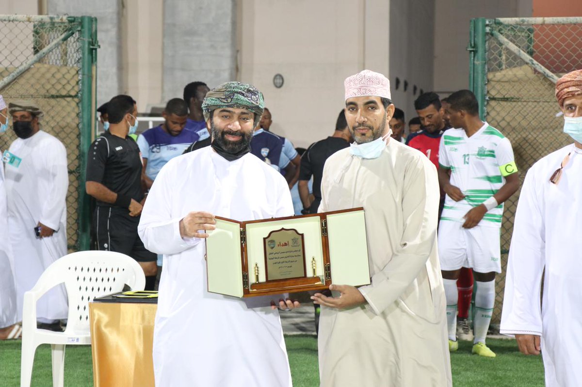 Masirah_Club's tweet photo. في إطار التعاون المستمر بين الأندية العمانية قام الفاضل /عادل الزرعي رئيس النادي بتقديم هدية تذكارية للفاضل /الطيب عبدالنور الفارسي رئيس مجلس إدارة نادي مجيس بمناسبة الزيارة الأولى للنادي إلى ولاية مصيرة. https://t.co/XrWeVBwdsP