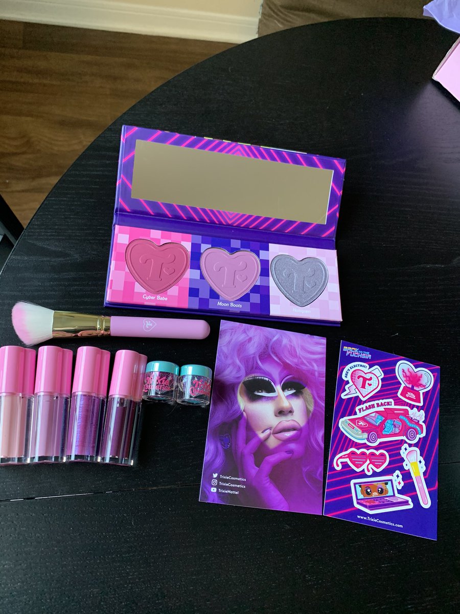 Moonlight_XCX's tweet photo. I’m in looove with this new collection by @trixiemattel @trixiemattel #BackToTheFuchsia https://t.co/VBws9gQ7B6