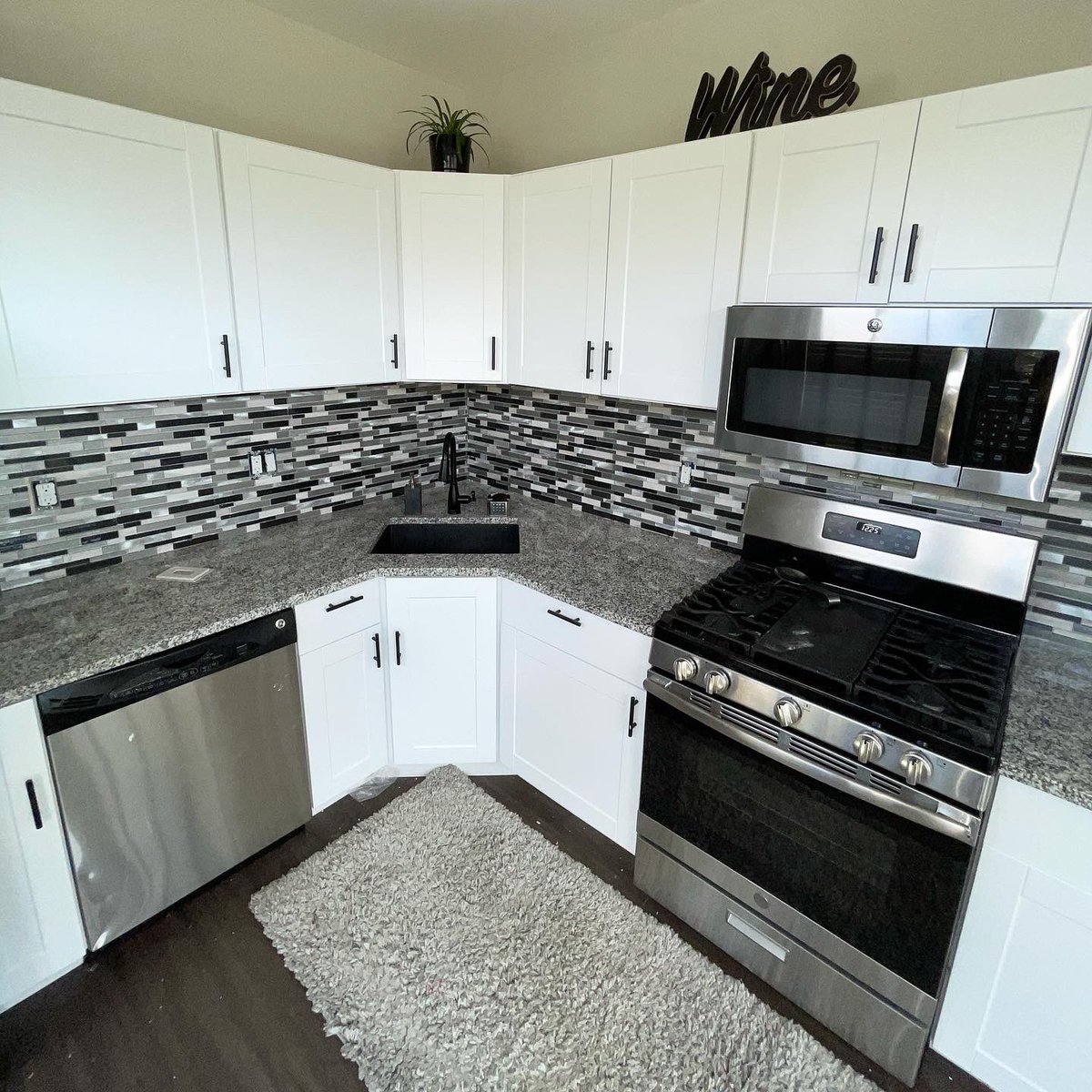 KyleJ_22's tweet photo. 🤝 #MosaicTile #Backsplash #HMU https://t.co/dZRVmPiBIV