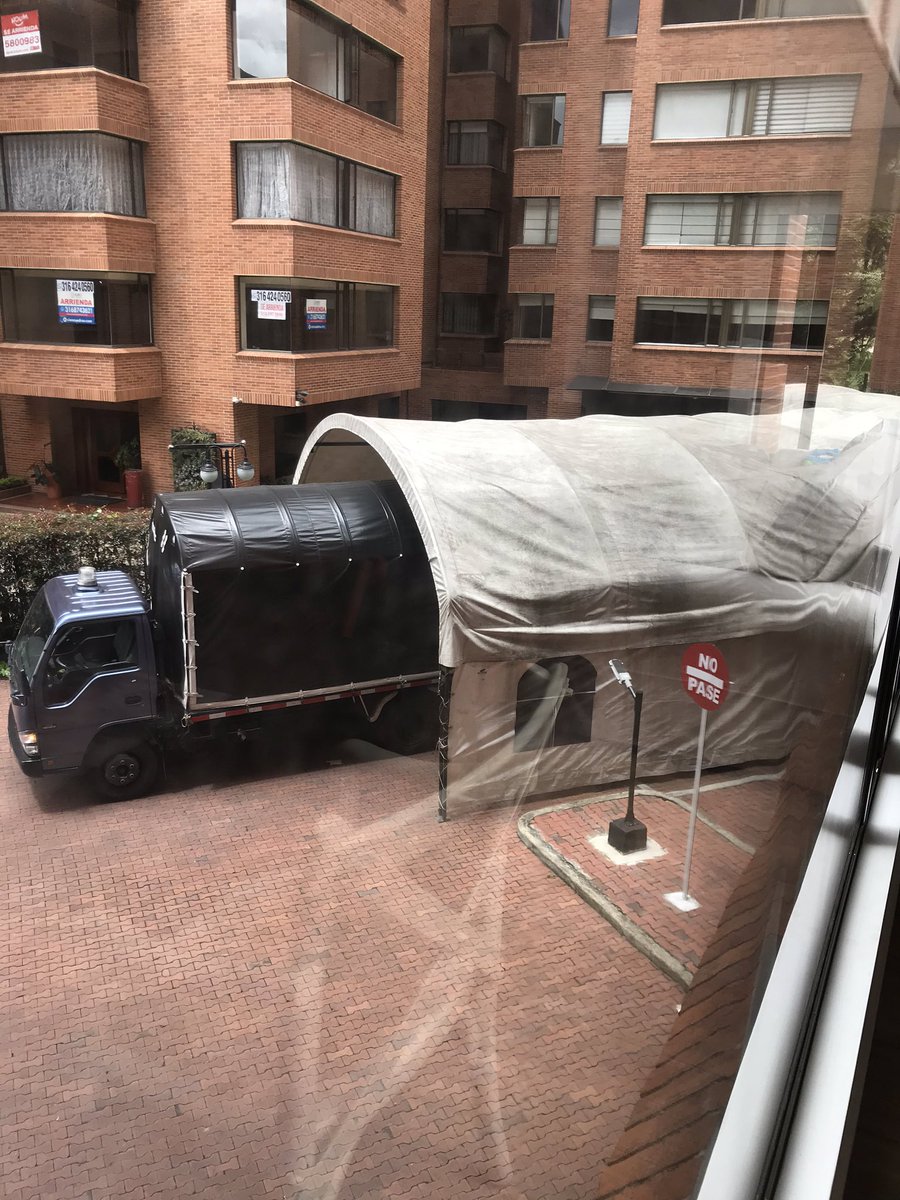 AdriRamirezC's tweet photo. @ClaudiaLopez @GobiernoBTA @SectorSalud a esta hora están terminando de armar carpa para reunión de copropietarios de edificio, está permitido? #tercerpico https://t.co/KHcaxlX31S