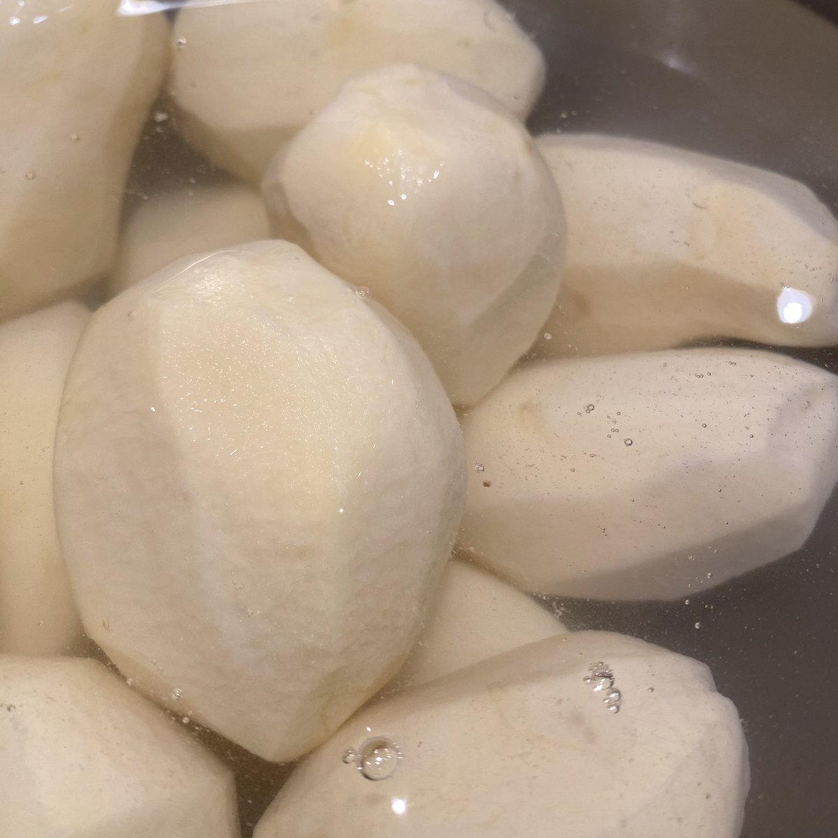 Plat transfrontalier et universel, source de #réconfort en cours ! Ces petites #patates deviendront de fières #frites ! #lafritecestlavie 😁😁 #frenchfries #papasfritas