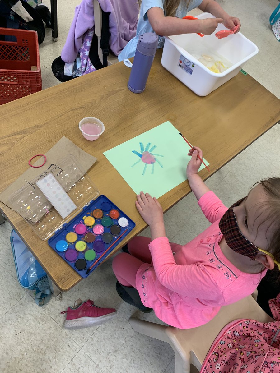 GlenOrchardPS's tweet photo. Learning in play! When it is raining to hard kinders keep it going inside! #tldsblearns #gatorsgrow https://t.co/FTeEJPnXXS