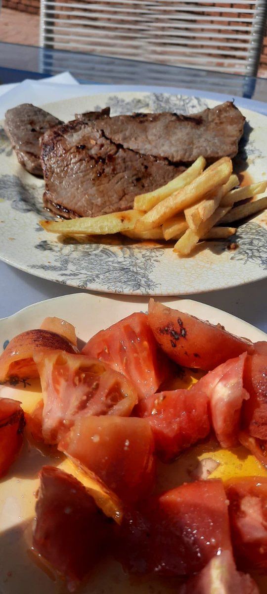 ccqes's tweet photo. Una buena ternera de los Ancares con unas chirlas de rulo de cabra, puede parecerte un sueño de carne y hueso..., perdón, de carne y ¡queso! https://t.co/nGlc5kgV8u