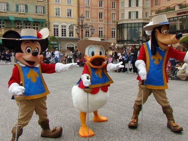 DLPDreamer's tweet photo. Je regardais tranquillement les Trois Mousquetaires quand soudain je me suis dis, est-ce que Mickey, Dingo et Donald sont déjà apparus avec les outfits du film ? EH BEN OUI !!! J’adore ❤️(vu sur Pinterest) https://t.co/JeBh9FDzhu