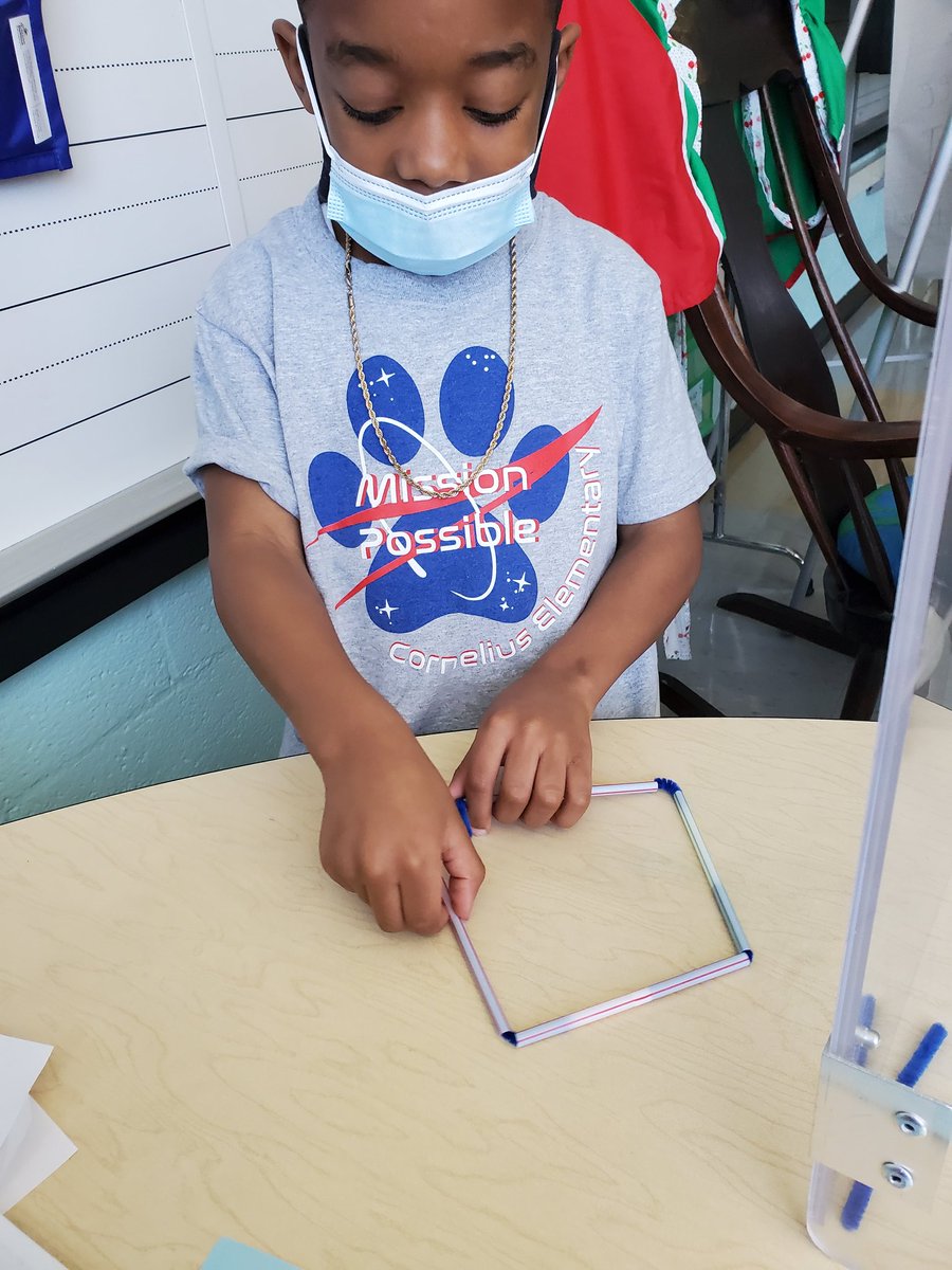 MsContreras3's tweet photo. Practicing our shapes, vertices and edges with hands on learning! https://t.co/IBIkgdhmfT