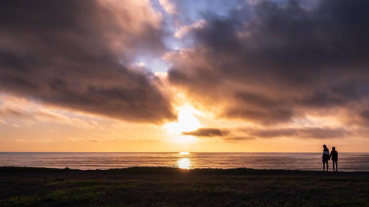thesfpeninsula's tweet photo. Born to chase sunsets 😎 

📸: hmbpowlen_photos on Instagram

#SanMateoCounty #SiliconValley #SFBayArea #playbythebay #Halfmoonbay #visitcalifornia #sunset #CAlove #bayareabuzz #SMCSnapshot #CaliforniaCoast https://t.co/eSnqL1jI29