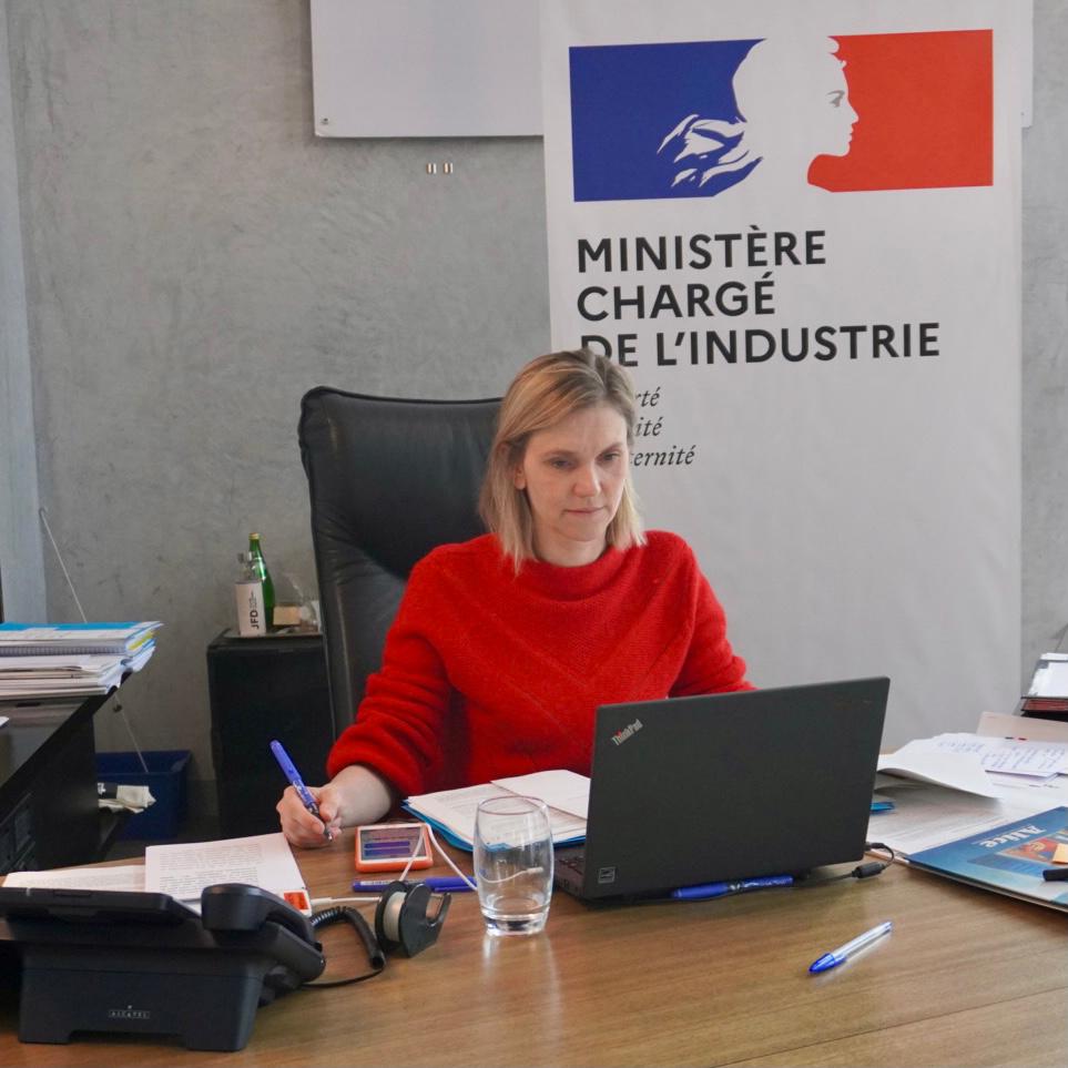 AgnesRunacher's tweet photo. J'ai réuni des représentants de la filière Cosmétique afin de lancer un plan d'action partenarial en faveur de la compétitivité, de l'innovation, de la transition écologique et du fabriqué en #France de cette filière majeure. ⤵️

📃Communiqué de presse : https://t.co/PqDL8QhDoK https://t.co/1n4F4fkkKq