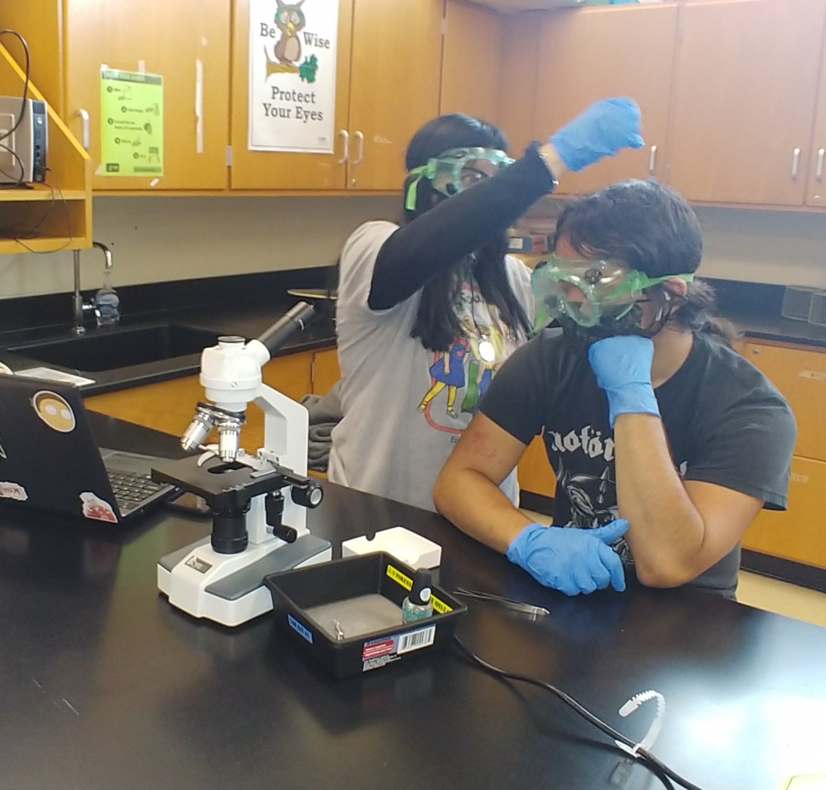 BarlowScience's tweet photo. Trace Evidence Lab Part 3 - Hair Samples! Flipped Lesson Inspired by @Catlin_Tucker #NEISDiTech #NEISDInnovators #NEISD #NEISDTweechers #teacherlife #TRPride #TRForensics #TRScience #ILoveLabDays https://t.co/d34XHsCQq1