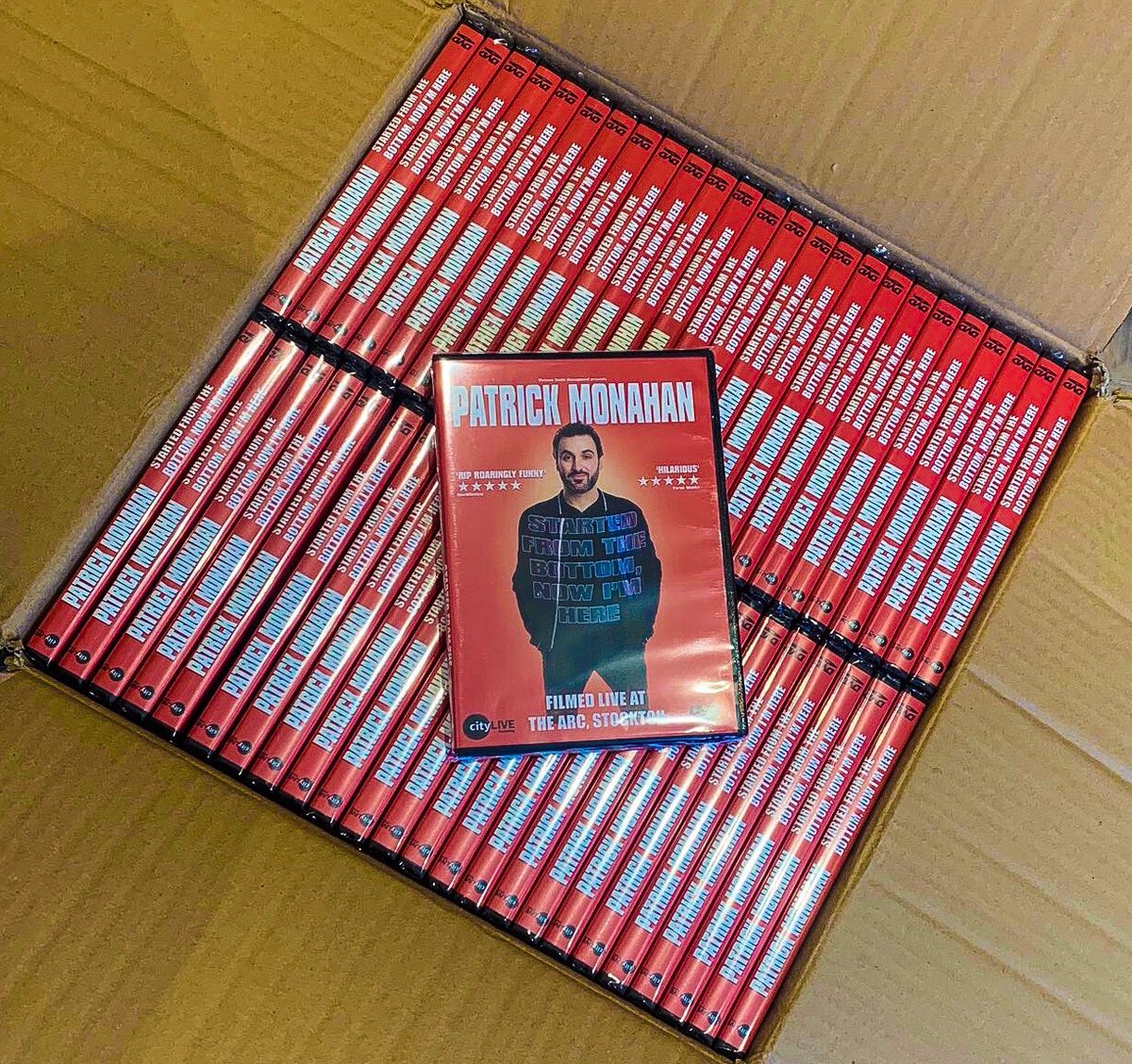 sanshui596's tweet photo. Oooh comedian @PatrickJMonahan has got a parcel and it looks like a new DVD. Have got the magnifying glass out and it looks as though it’s called ‘Started From The Bottom Now I’m Here.’
#patrickmonahan #startedfromthebottomnowimhere #comedian #comedy https://t.co/9iB4dm6KL8