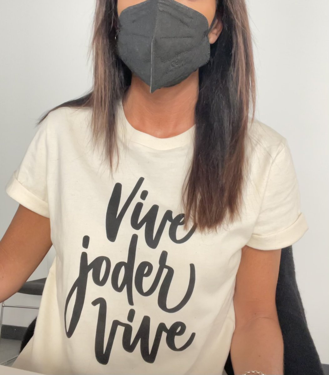 csaavedra_'s tweet photo. Hoy me he traído al trabajo a @labenitoescribe
Estáis tardando en echarle un vistazo a su web #sucamiseta #supoesía #miPat 👯♂️🥰
https://t.co/gwPbTDC8uz https://t.co/pd0js6YLJQ