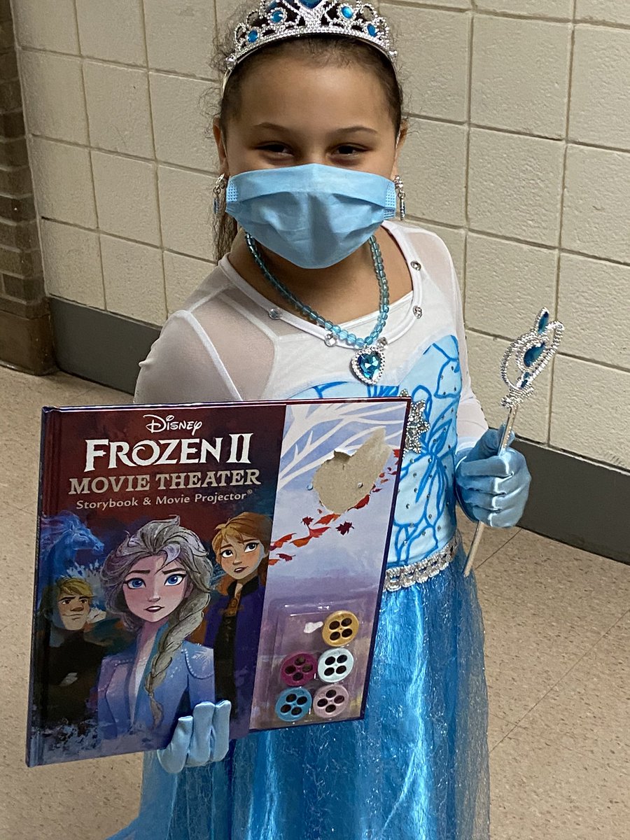 darla_lussier's tweet photo. More character day pics from Mohegan! https://t.co/RnLuVnl70X