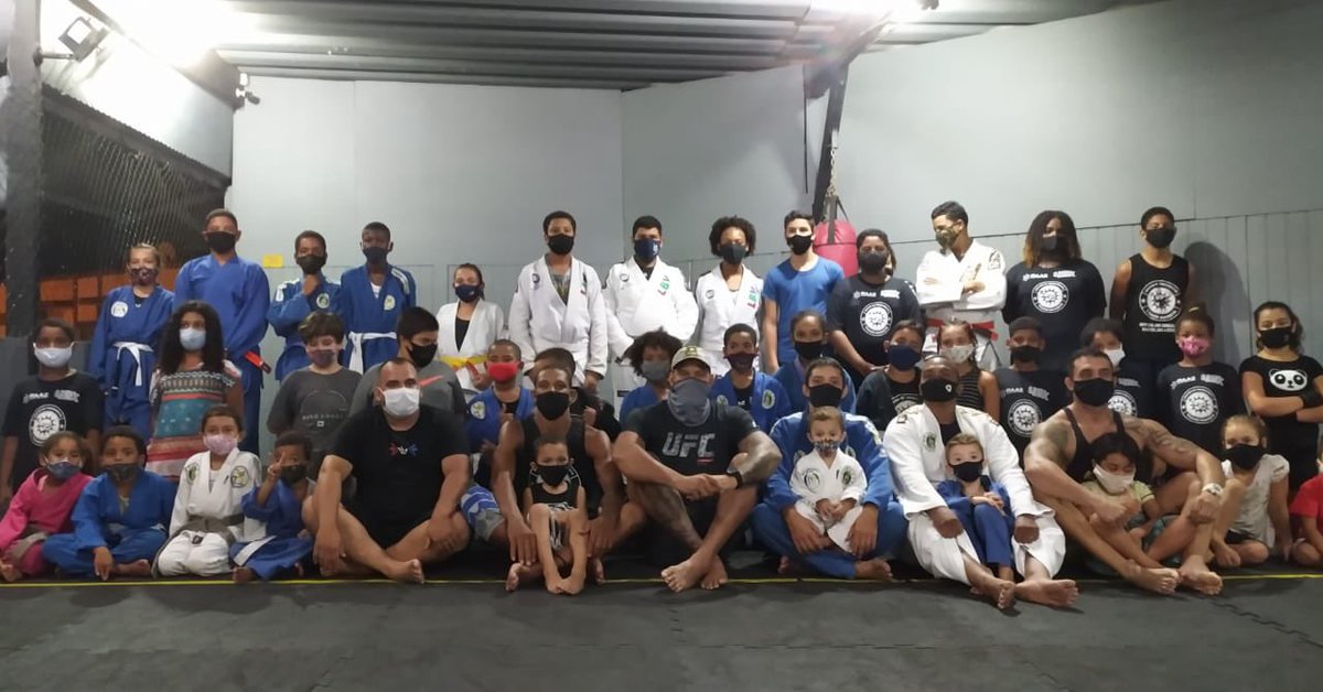 CarlosR91823711's tweet photo. Orgulho imenso de fazer parte deste trabalho com crianças da comunidade onde fui criado e cresci junto a meu irmão @TMarretaMMA e os professores Cadu e Marcos 🥋🥊 #daCDDpromundo #projetosocial #TeamMarretaKids #CTCDDTHIAGOMARRETA #MuayThai #JiuJitsu #Judô https://t.co/tv0GpaQOWl