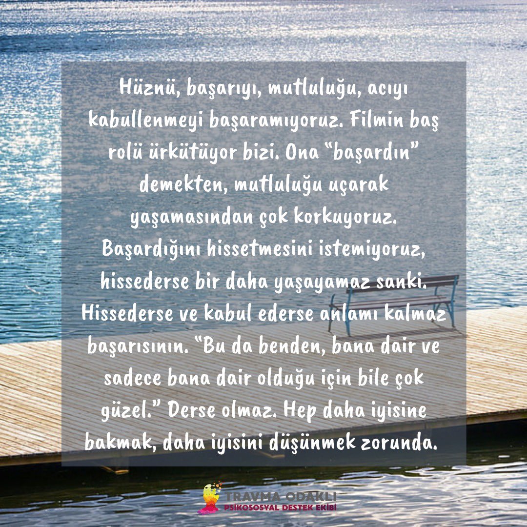 travmaekibi's tweet photo. Görmek isteyenlere...
•
“Yola çıkınca her sabah,
Bulutlara selam ver.
Taşlara, kuşlara,
Atlara, otlara,
İnsanlara selam ver.
Ne görürsen selam ver.
Sonra çıkarıp cebinden aynanı,
Bir selam da kendine ver.” 
Üstün Dökmen https://t.co/7yYwMdQFrO