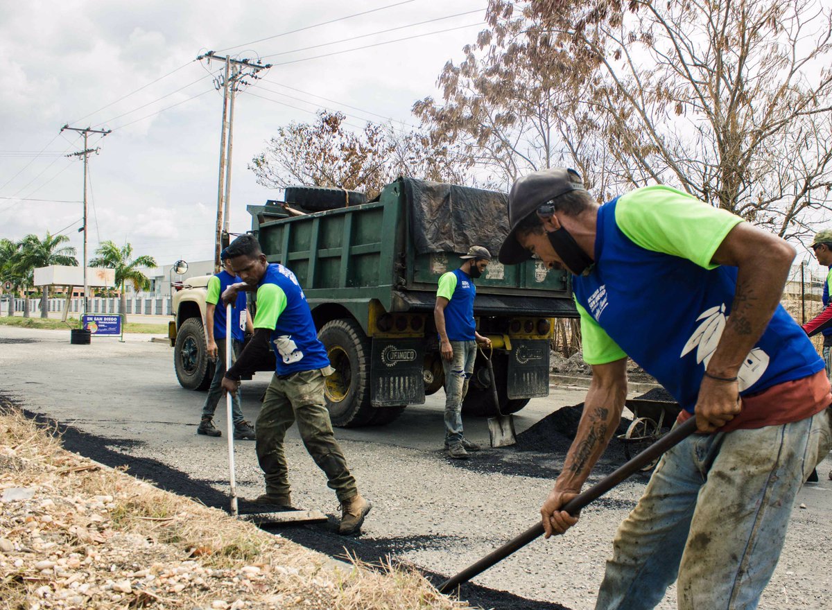 leonjura's tweet photo. Cuadrillas de #Vialsandi continúan ejecutando el mantenimiento de la carpeta asfáltica en la arterial II. Desde la @Alc_SanDiego seguimos construyendo un municipio digno para todos. https://t.co/ov08VqSknI