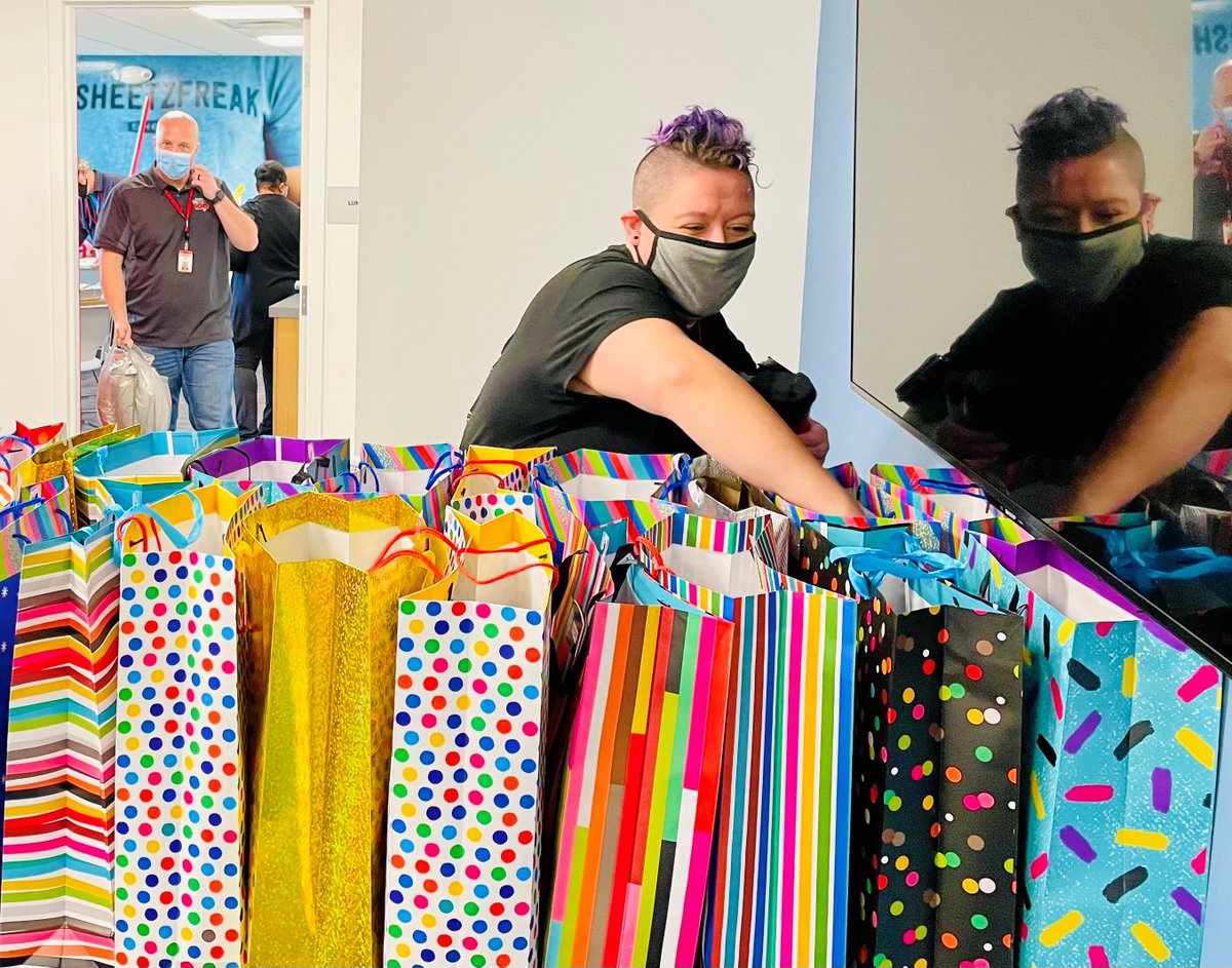 SheetzJobs's tweet photo. District Manager Holly made gift bags for employees at our first Columbus store! Thank you for going above and beyond for your #SheetzFam ❤️ https://t.co/SpGsPGmceb