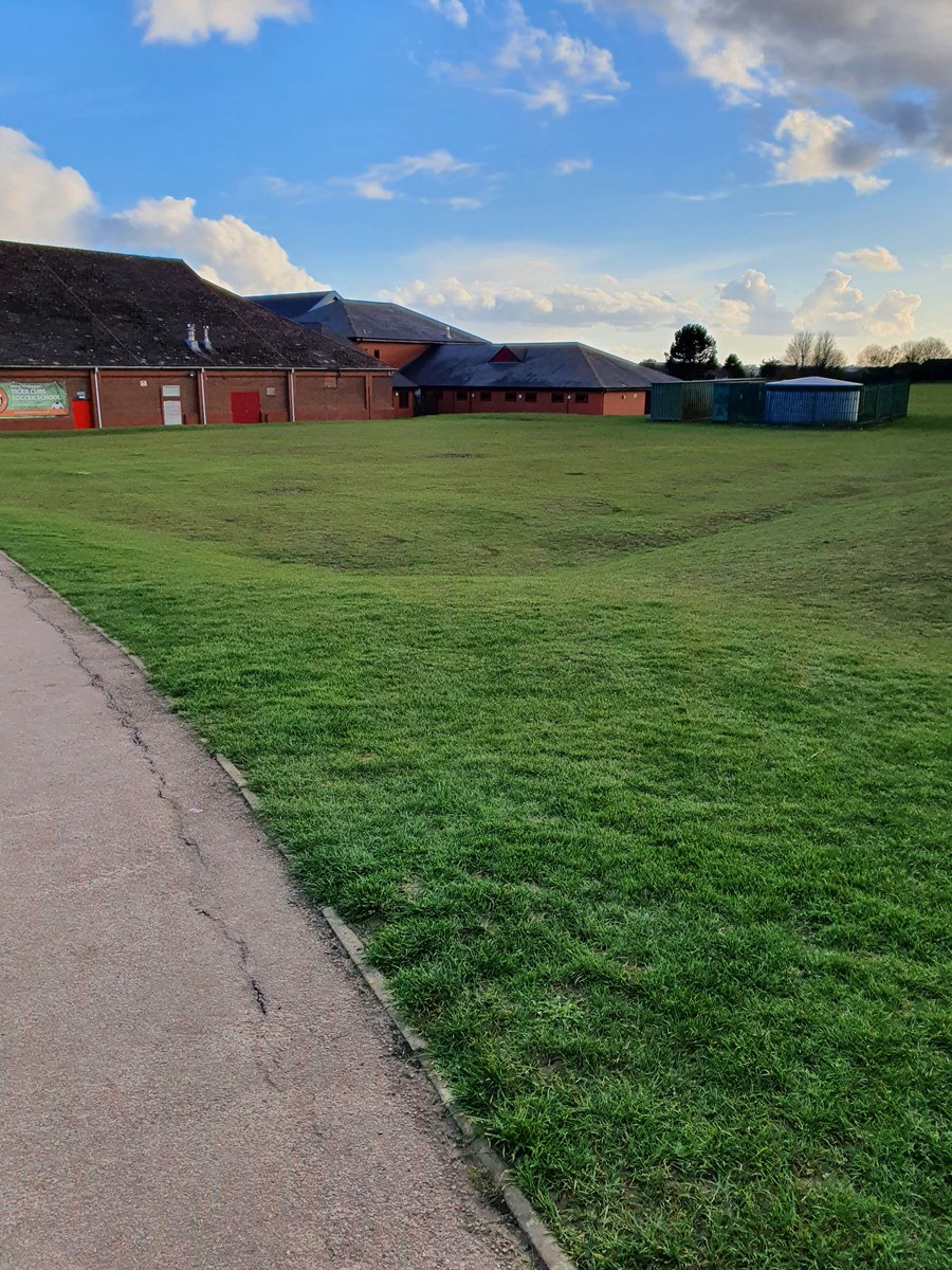 pc1649's tweet photo. Out on foot patrol this afternoon. Speaking to members of the community in Brackley and finding out if there are any issues. Making sure the community knows who we are and how to get in touch @SthNorthantsNPT https://t.co/TwIDwNQ7L9