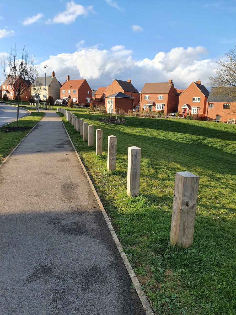 pc1649's tweet photo. Out on foot patrol this afternoon. Speaking to members of the community in Brackley and finding out if there are any issues. Making sure the community knows who we are and how to get in touch @SthNorthantsNPT https://t.co/TwIDwNQ7L9