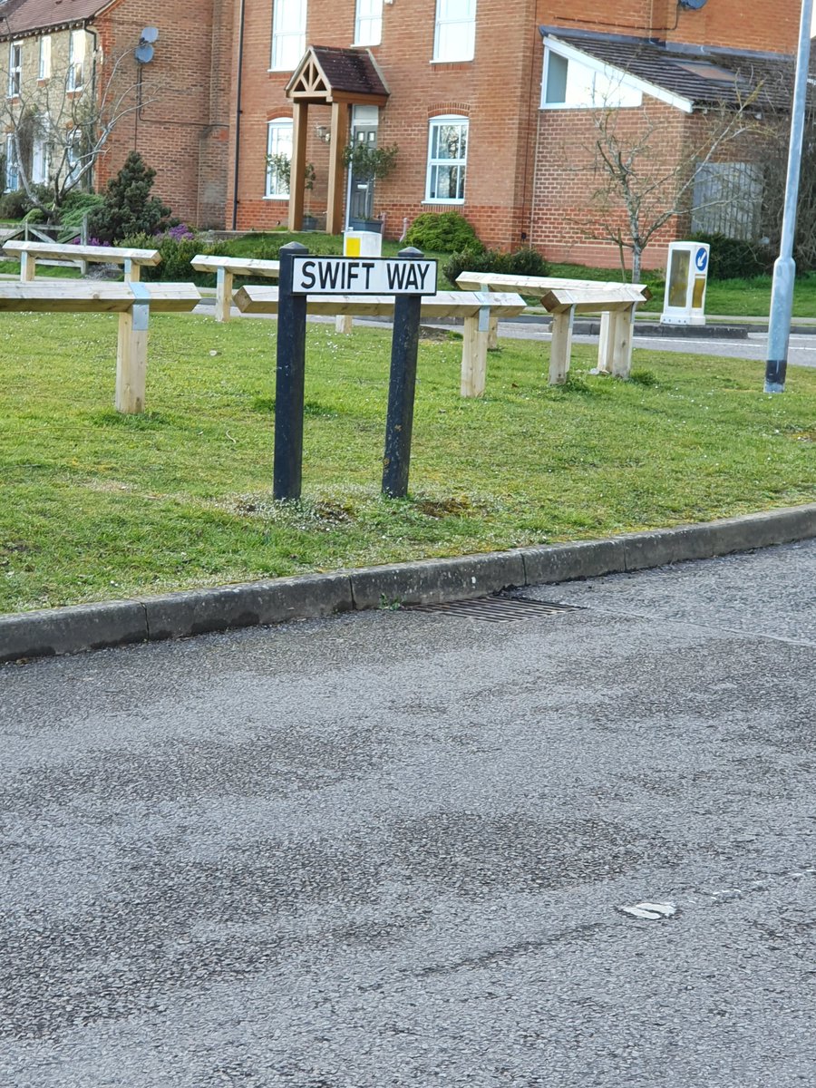 pc1649's tweet photo. Out on foot patrol this afternoon. Speaking to members of the community in Brackley and finding out if there are any issues. Making sure the community knows who we are and how to get in touch @SthNorthantsNPT https://t.co/TwIDwNQ7L9