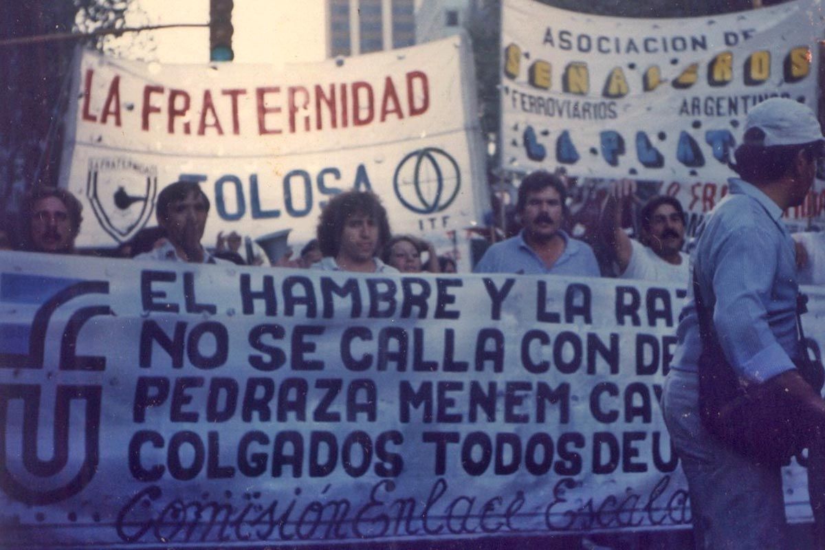 tiempoarg's tweet photo. A 30 años de la huelga de 45 días encabezada por ferroviarios en contra de la destrucción de los trenes, el ex dirigente sindical Rodolfo Ortíz habla de aquel proceso de resistencia al "ramal que para, ramal que cierra" del menemismo.✍️@GabrielaJuvenal. https://t.co/bOOPVVyiWJ https://t.co/q7GSWwYP7Z