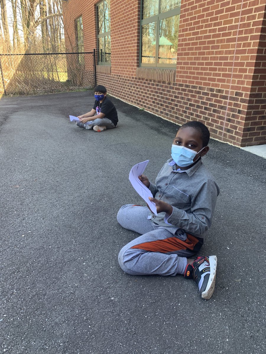 MsPflager's tweet photo. Beautiful weather calls for learning about poetry outside.... followed by a surprise swing break! Happy Spring Break!!! https://t.co/OqHgZwfS3Z