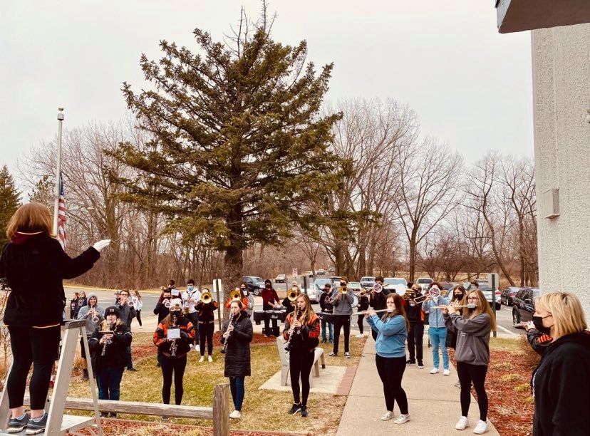FHSTigerBand1's tweet photo. Congrats to the PeeWee B1 hockey team headed to State! We surprised these 6th &amp; 7th grade players w/a special Pep Band Send-Off today! #TheBandAlwaysWins - and apparently so do our hockey teams! GOAL!!!  @ISD192Athletics @FarmingtonFYHA @FHSghockey_ @FHS__hockey https://t.co/mtN4ahcuCa