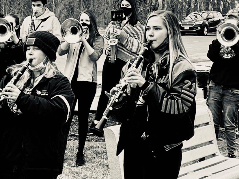 FHSTigerBand1's tweet photo. Congrats to the PeeWee B1 hockey team headed to State! We surprised these 6th &amp; 7th grade players w/a special Pep Band Send-Off today! #TheBandAlwaysWins - and apparently so do our hockey teams! GOAL!!!  @ISD192Athletics @FarmingtonFYHA @FHSghockey_ @FHS__hockey https://t.co/mtN4ahcuCa