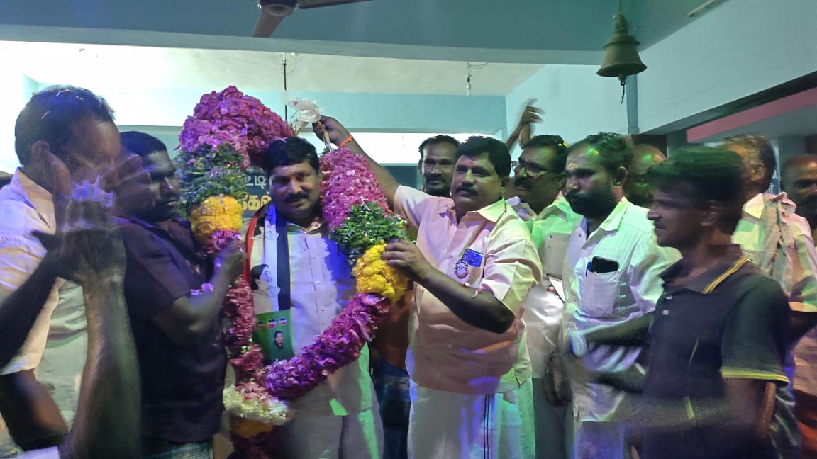 VtAjithkumar's tweet photo. உசிலம்பட்டி தொகுதியின் வெற்றி வேட்பாளர்
கழக அமைப்புச் செயலாளர் மதுரை புறநகர் தெற்கு மாவட்ட கழக செயலாளர், உசிலை தொகுதியின் செல்லப்பிள்ளை திரு.#இ_மகேந்திரன்.,https://t.co/UY8vZ6nZrb.,அவர்களுக்கு ஆரியபட்டி ஊராட்சிகழகசெயலாளர் மாதவன் அவர்கள் தலைமையில் சிறப்பான வரவேற்பு அளிக்கப்பட்டது https://t.co/1qaW7Kc3wl