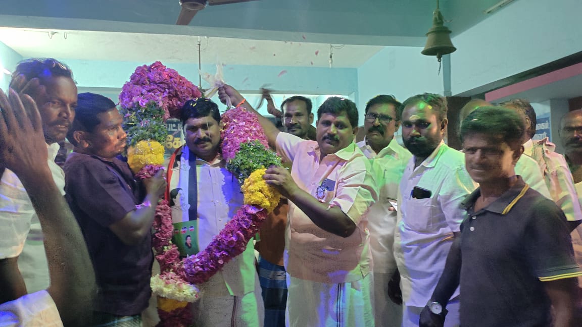 VtAjithkumar's tweet photo. உசிலம்பட்டி தொகுதியின் வெற்றி வேட்பாளர்
கழக அமைப்புச் செயலாளர் மதுரை புறநகர் தெற்கு மாவட்ட கழக செயலாளர், உசிலை தொகுதியின் செல்லப்பிள்ளை திரு.#இ_மகேந்திரன்.,https://t.co/UY8vZ6nZrb.,அவர்களுக்கு ஆரியபட்டி ஊராட்சிகழகசெயலாளர் மாதவன் அவர்கள் தலைமையில் சிறப்பான வரவேற்பு அளிக்கப்பட்டது https://t.co/1qaW7Kc3wl