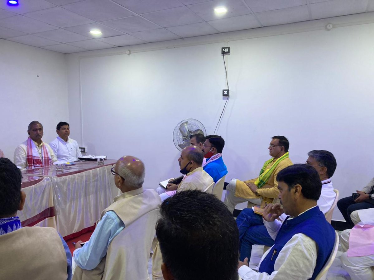 NayabSainiBJP's tweet photo. असम चुनाव में भाजपा के #Mission100plus के लक्ष्य हेतु भाजपा असम के सह प्रभारी श्री पवन शर्मा जी और संगठन महामंत्री @BJP4MP श्री सुहाष भगत जी आदि विशेष लोगों के साथ असम चुनाव हेतु विधानसभा व लोकसभा के प्रवासी प्रभारी पदाधिकारियों संग बैठक कर चुनावी तैयारियों की चर्चा करते हुए। https://t.co/rIVDST6HAf