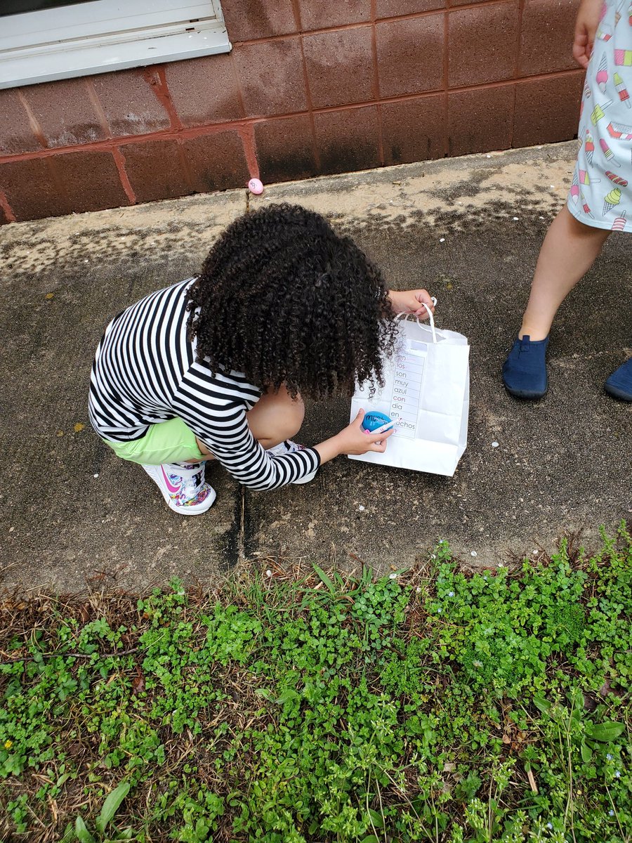 ovalle_tete's tweet photo. Checking our word list to complete our High frequency words egg hunt
#havingfunwelearn
@JeffreysGroveES https://t.co/1dYDHLkgQV
