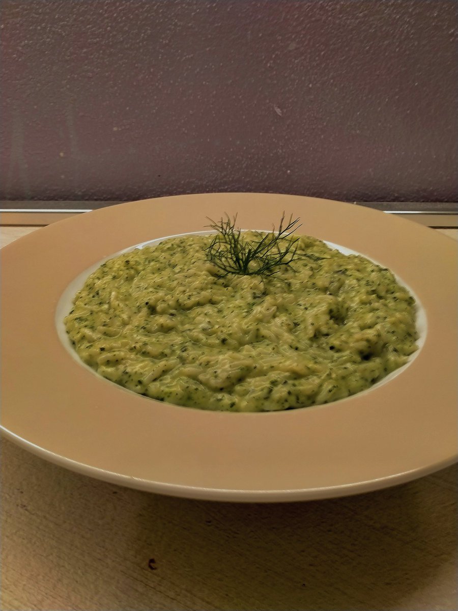 AuroTtp's tweet photo. Un'altra ricetta squisita preparata per una cenetta perfetta. Ho preparato quindi un risotto alle ordine e taleggio. Un accostamento delizioso e soprattutto buonissimo.
#riso #risotto #cucina #ortiche #taleggio 
@ComoCfp https://t.co/Oe94waflwX