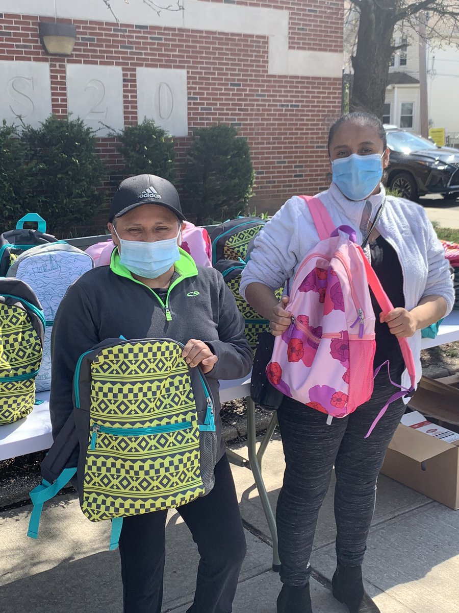 ericapadin's tweet photo. We are so grateful to the Teddy Atlas Foundation for their generous donation. We gave away backpacks filled a ham, corn and mashed potatoes to fifty PS 20 families. @DrMarionWilson @crodriguez7 @PS20PtRichmond @FreyTB https://t.co/8ImVgk51ua