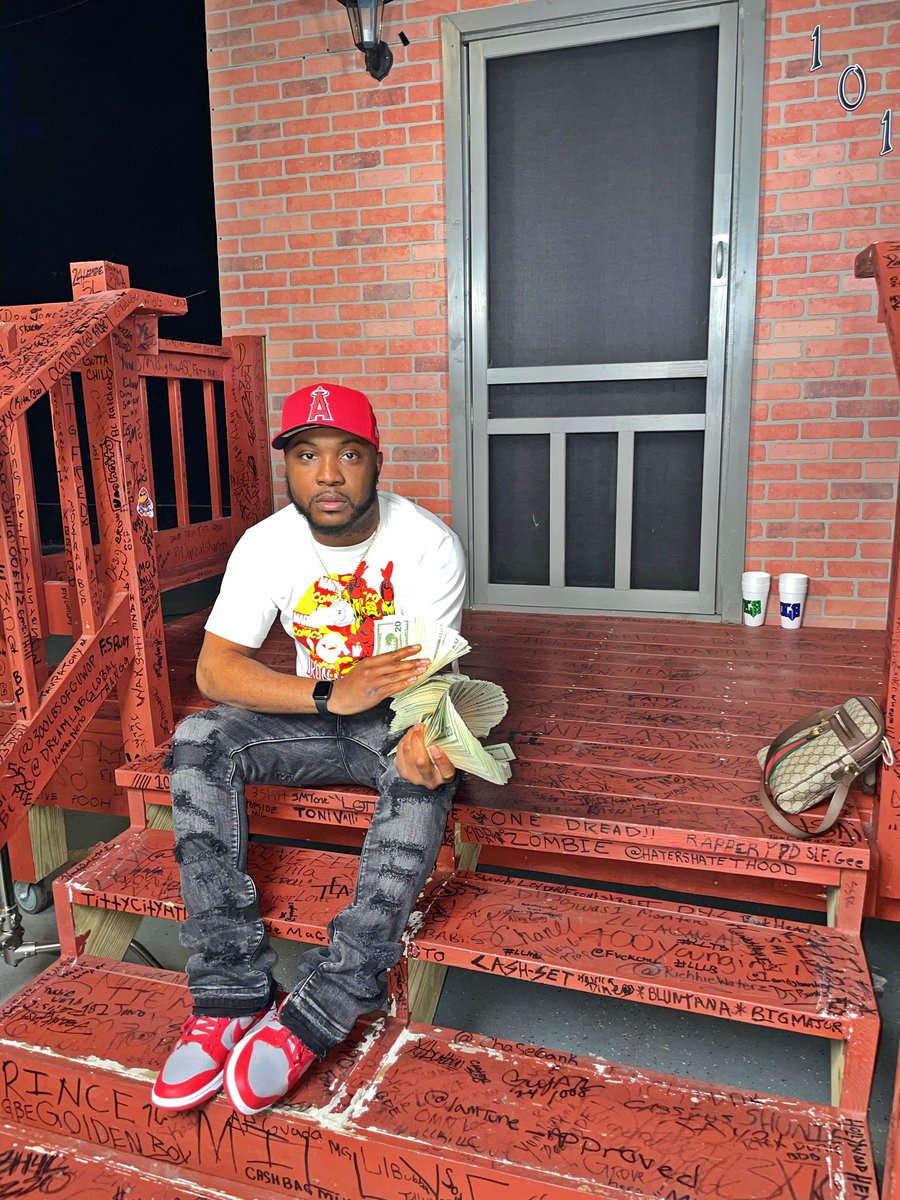 JayyDaBapeGod's tweet photo. They hate when I claim the South Side of Peoria but nigga thatโs where Iโm from ๐ค #RIPDEDE #OffThePorch #FirstNiggaOutMyCityToDoThis https://t.co/ofydwdHbPe