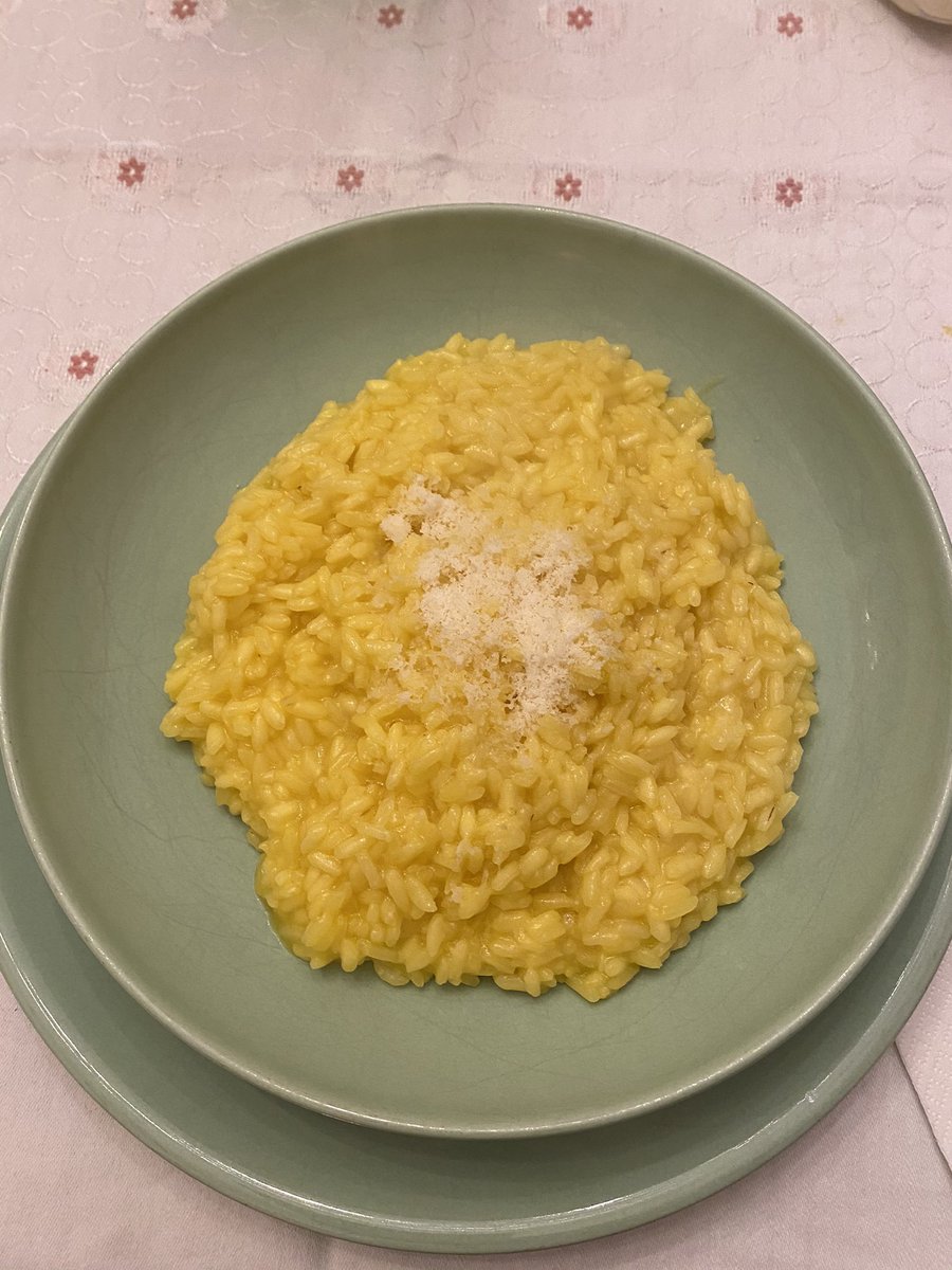 Emystarlight's tweet photo. Stasera mi sono fatta il mio piatto del cuore ❤️ #risottogiallo #cena https://t.co/mmXPNE8Z8v