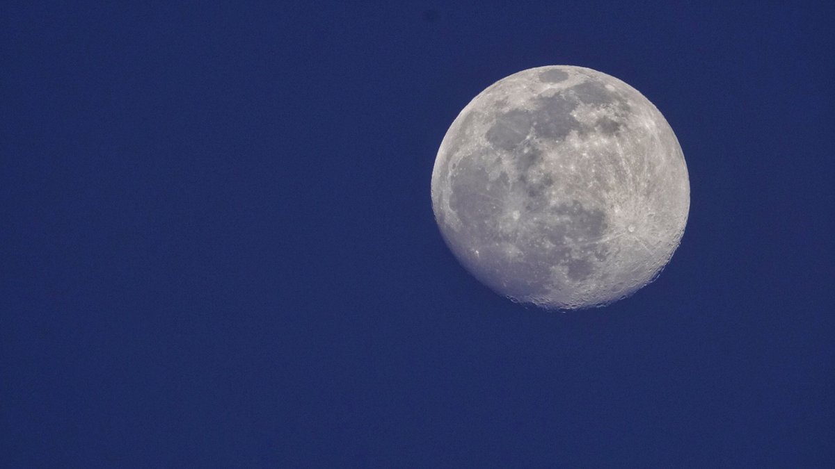 Así se despedía el sol hoy, y al este, subiendo imparable, ella, con un manto índigo arropándo su perfecta esfera.