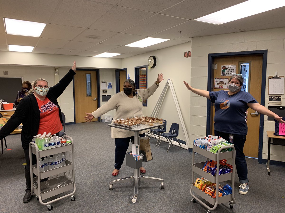 LondonTowneFCPS's tweet photo. We loved choosing cheery 🧁 🧁 and other treats from our admin team’s surprise mobile snack carts today! Yes, we are all💩-ed, but what a fun way to kick off a week of relaxation and rejuvenation! #LTESLions https://t.co/lOFZTSaKg1