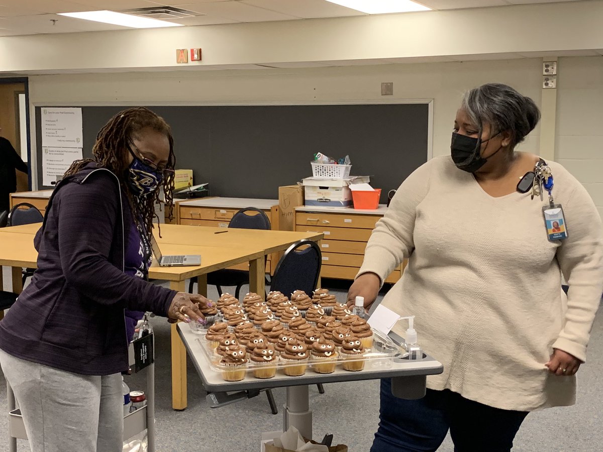 LondonTowneFCPS's tweet photo. We loved choosing cheery 🧁 🧁 and other treats from our admin team’s surprise mobile snack carts today! Yes, we are all💩-ed, but what a fun way to kick off a week of relaxation and rejuvenation! #LTESLions https://t.co/lOFZTSaKg1